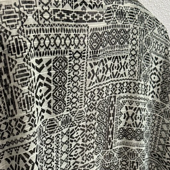 Black & White Geometric Fringe Wrap Scarf - Picture 9 of 10